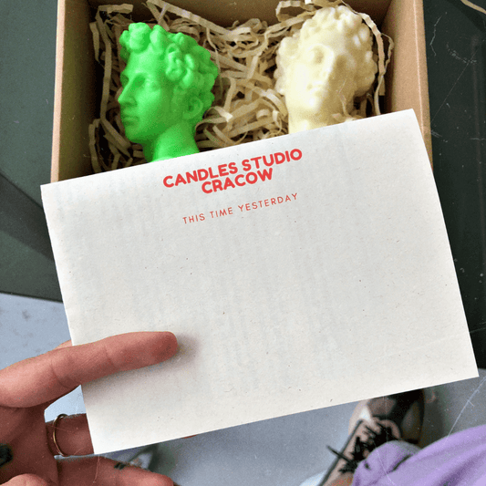 Dawid: Ciemny Zielony - ręcznie wytapiana świeca sojowa w zestawie z kartką w Candles Studio Kraków.